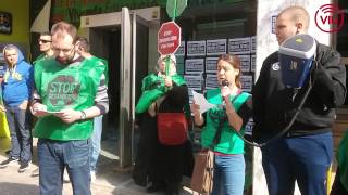 preview picture of video 'Acció PAH Molins de Rei, Sant Boi i Sant Vicenç a Bankia 13 03 14'