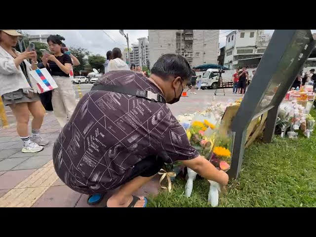 Relatives, mourners gather at Sanxia traffic accident site