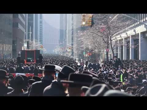 Satmar Rebbe Praying Shema in NYC During Protest