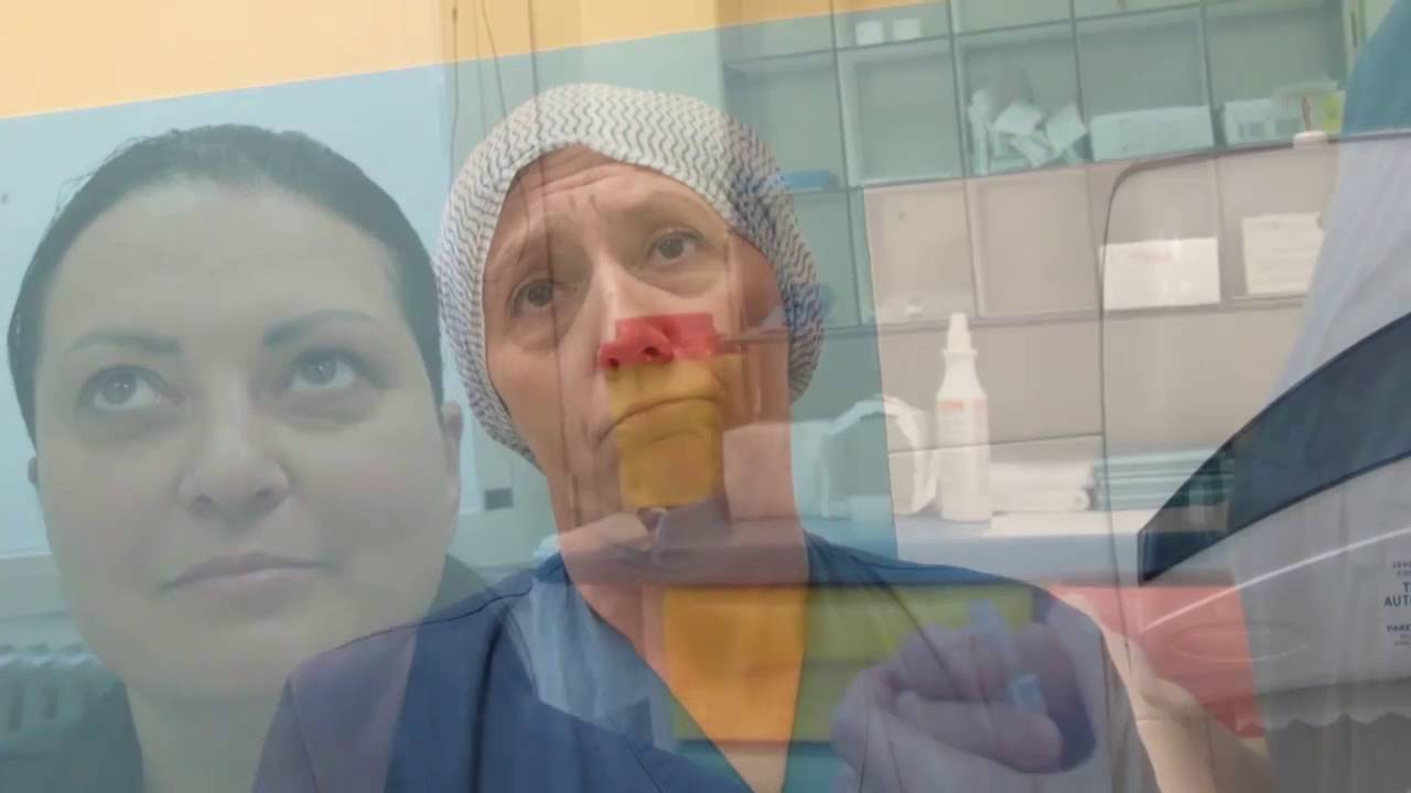 Watch Now I consigli dell'infermiere: mettersi il collirio I consigli dell'infermiere: mettersi il collirio