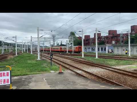 3038 Próxima linha: Linha Sul/Linha Pingtung Nova Zuoying Nova Ferrovia Trem modelo EMU900 913 Viagem ferroviária área final do grupo Aproximação do trem expresso interdistrital Estação Taitung