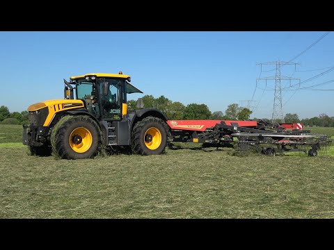 Gras harken met een JCB Fastrac 4220 en Vicon Andex 1304 Pro hark (2025)
