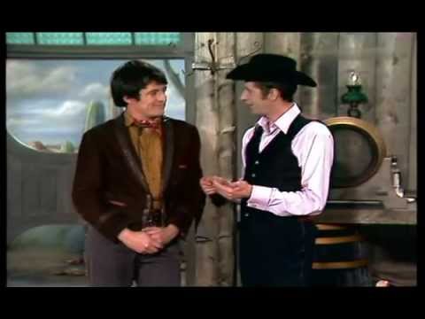 Rudi Carrell & Henry Darrow (Manolito Montoya) - Im Western-Saloon 1970