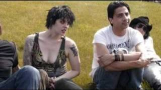The Distillers - The World Comes Tumblin&#39;