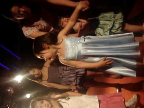 Guadalupe modelo en el desfile con Pamela David