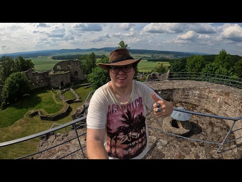 Justus unterwegs Burgruine Henneberg auch genannt Burgruine Henneburg bei Ort Henneberg Thüringen