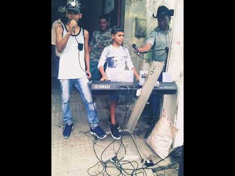 Cantores de Camaçari Rafinha e Erikson cantando em cerinha