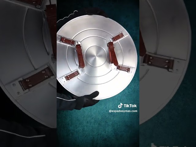 Vídeo relacionado con Escudo Redondo de Metal del Capitán América, Acero Dulce con Agarre de Cuero, Decoración de Pared para Cosplay y Juegos de Rol, Regalo de Navidad y Acción de Gracias