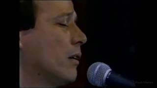Silvio Rodriguez canta &quot;Causas y Azares&quot; no programa &quot;Chico &amp; Caetano, na TV Globo, em 1986.