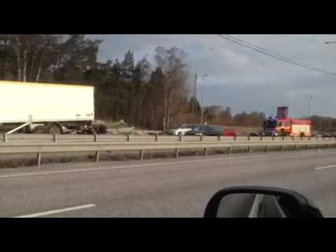 Mjölklastbil in i räcke på E4