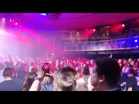 Mimikry   En flicka som är stark (a)   Close Up 2021