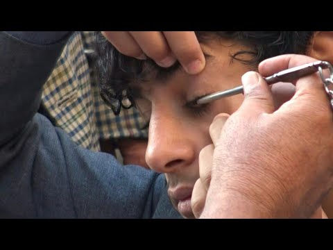 , title : 'Yemenis apply traditional 'kohl' during holy month of Ramadan | AFP'