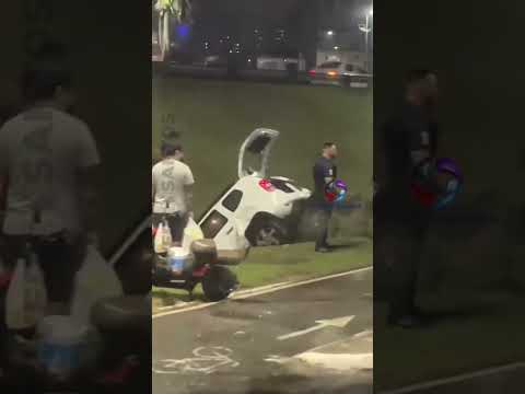 Carro cai em canal no Viaduto Aldo Ramacciotti, em Praia Grande, e causa lentidão.