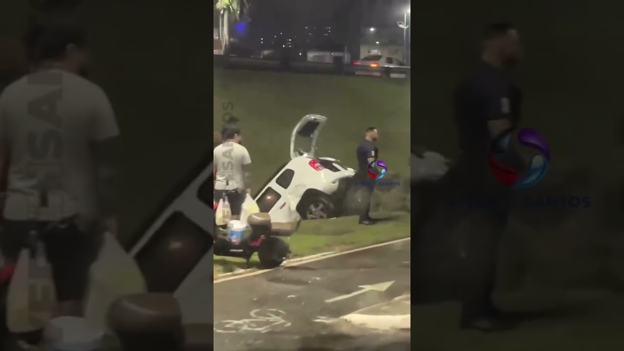 Carro cai em canal no Viaduto Aldo Ramacciotti, em Praia Grande, e causa lentidão.