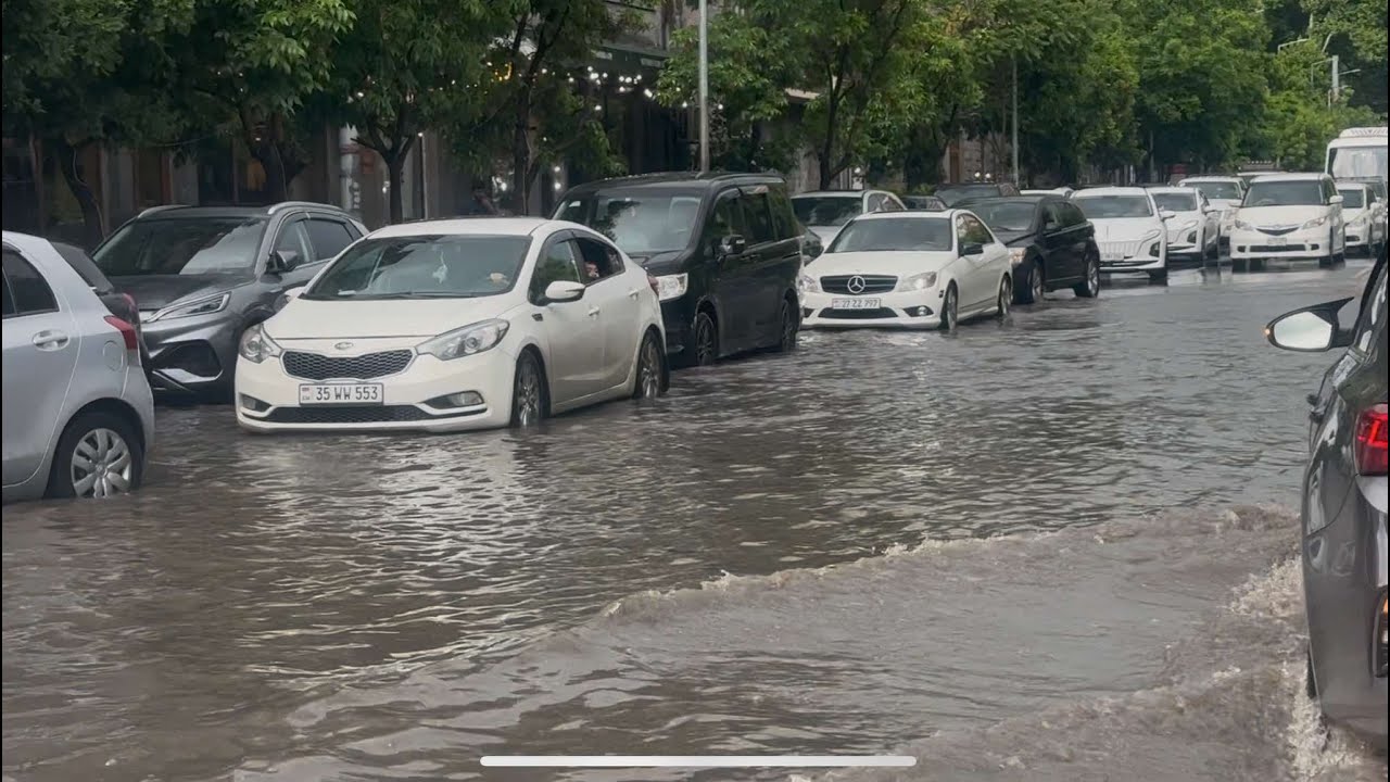 Կենտրոնում անձրևից հետո ջրհեղեղ է, մեքենաները սուզվել են ջրի մեջ