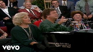 Bill & Gloria Gaither - Away in a Manger/O Come, All Ye Faithful (Live)