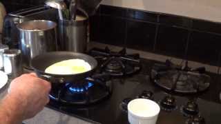 How to cook eggs over- easy egg trick, 2 MINUTE BREAKFAST!