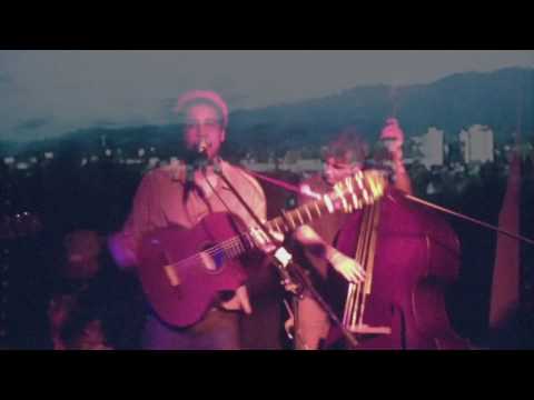 Frank Powers lyrics video - Résumé & you're my guilty pleasure live @ OFF Basel