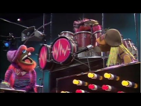 The Muppet Show - 213: Rudolf Nureyev - “Minuet in A Major” (1978)