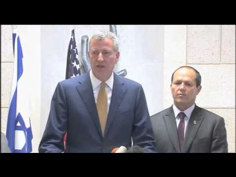 New york mayor visits victims, Bill De Belasio, of recent attacks in jerusalem    Reuters