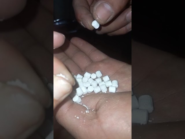 Vídeo relacionado con Prensa manual industrial para tabletas, grosor ajustable de 0 a 6 mm, diseño compacto para uso doméstico y cocina