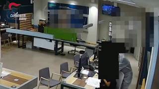 La rapina nella filiale Bper di Riccione, gli impiegati legati con le fascette: «Preparavano un a...