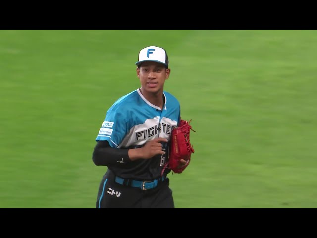 6回表】バファローズ・杉本裕太郎 フェンスに激突しながら 6回表】バファローズ・杉本裕太郎 フェンスに激突しながら