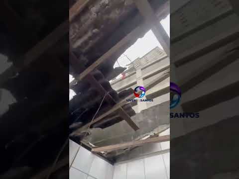 Estrutura de construção desaba sobre casa vizinha e deixa idosa ferida no Aviação, em Praia Grande.