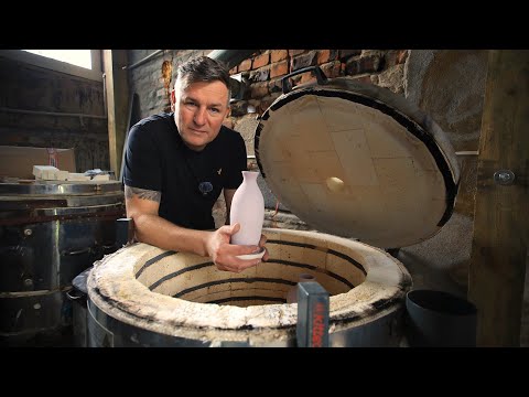 Człowiek, który tworzy szkliwa krystaliczne