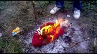 preview picture of video 'Урочисте спалення футболки СССР (Тарас Бульба 2011)'