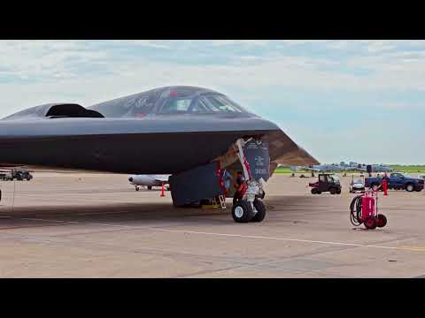 de Havilland Vampire Taxis Behind B-2 Bomber - engine taxi sound - Wings Over Whiteman 2024