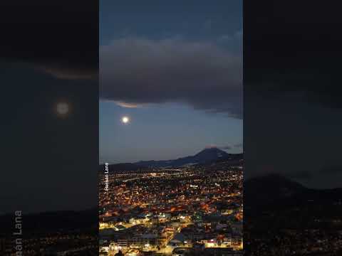 TIERRITA LINDA…!! La Luna junto al volcán Tungurahua. Ambato-Ecuador