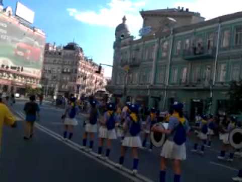 Украинские барабанщицы поддержали сборную маршем по Крещатику (видео)