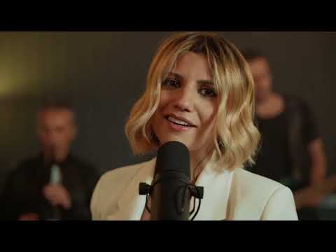 Video thumbnail for I Got You (I Feel Good) - Live Set