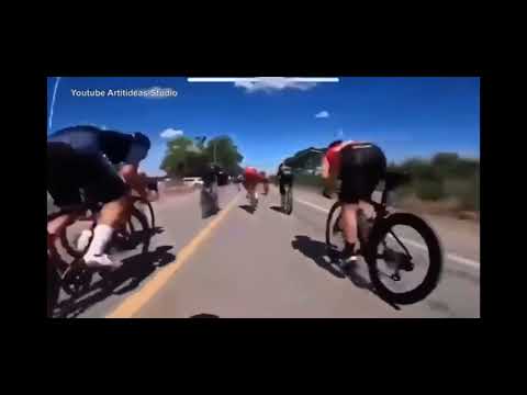 Il ciclista scorretto in gara: spinge un avversario e ne fa cadere un altro