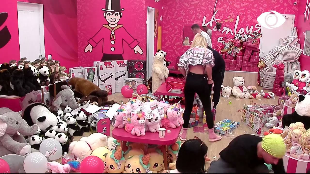 Bie gongu, banorët vrapojnë për të paketuar kukullat