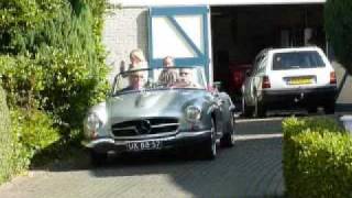 On the road with Mercedes-Benz 190SL 1956  and grandchildren