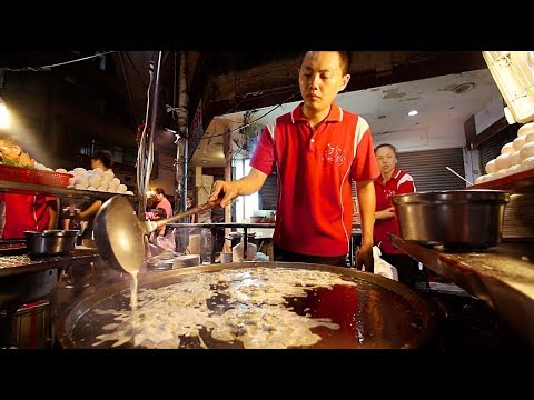 台灣夜市蚵仔煎 (The BIGGEST Oyster Omelette | STREET FOOD IN TAIWAN - Night Market Street Food Tour in Taiwan)