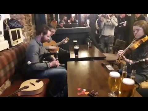 Aaron O'Hagan Uilleann Pipes agus Ruairí Cunnane Guitar