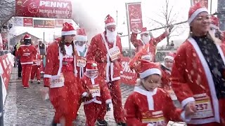 Santa Run in Budapest: Läufer fluten die Straßen