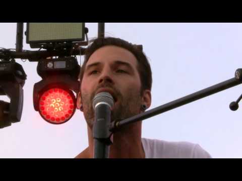 Manoeuvres - Mad World (live bij Q)