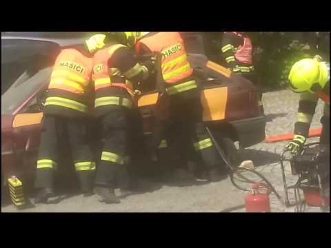 Ukázka vyproštění z auta- JSDH Jílové- Modrá Renault CAS 20-M2R, Škoda Roomster městská policie