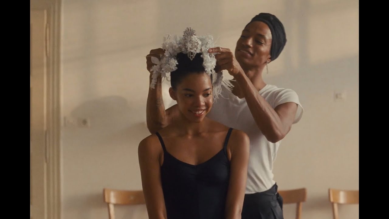 'The Show Must Go On ' Amazon Christmas Commercial 2020 - YouTube