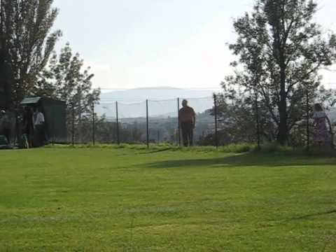 Iskra Iskrzyczyn   LKS Kończyce Małe 11 09 2011 Fragment meczu cz2 + Krowy