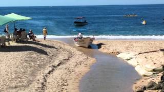 preview picture of video 'Boat crashes on Mismaloya Beach Mexico On Purpose'