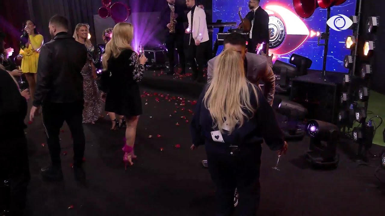 Meritoni kërcen me Merin, vendos trëndafilin në buzë dhe e puth