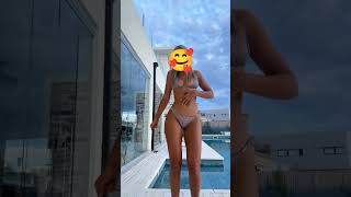 プールサイド褐色肌の巨乳美女がセクシーなポージング！