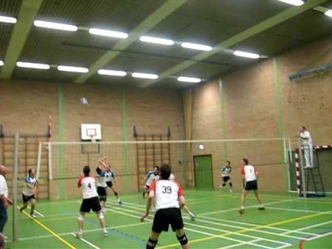 Een punt van Pim tijdens de wedstrijd VCV H1 - Ledub H1