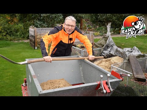 Letzte Rasenpflege im Herbst (Teil 1). Noch einmal den Rasen lochen und sanden.