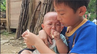 The process of unloading dilapidated bamboo houses to replace new wooden houses.